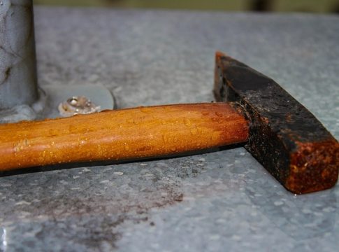 Θεσσαλονίκη: 31χρονος χτύπησε με σφυρί τον 70χρονο συγκάτοικό του και τον τραυμάτισε βαριά