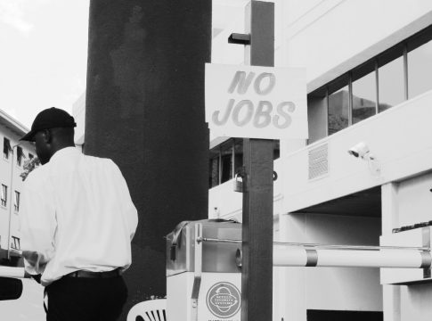 Ανεργία των νέων: Τι κάνουμε λάθος όταν μιλάμε μόνο για τους πτυχιούχους