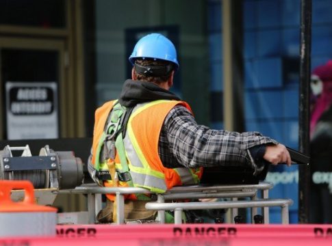 Τι προβλέπει το επίμαχο νομοσχέδιο για το 13ωρο – Τι αλλάζει σε άδειες, προσλήψεις, υπερωρίες