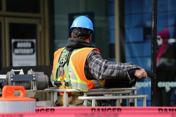 Τι προβλέπει το επίμαχο νομοσχέδιο για το 13ωρο – Τι αλλάζει σε άδειες, προσλήψεις, υπερωρίες