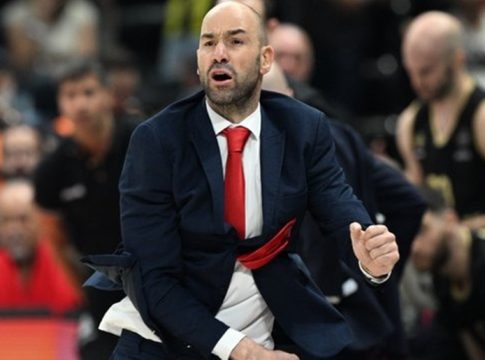 Τρελάθηκε με τους παίκτες του ο Σπανούλης και μπήκε στο παρκέ (vid)