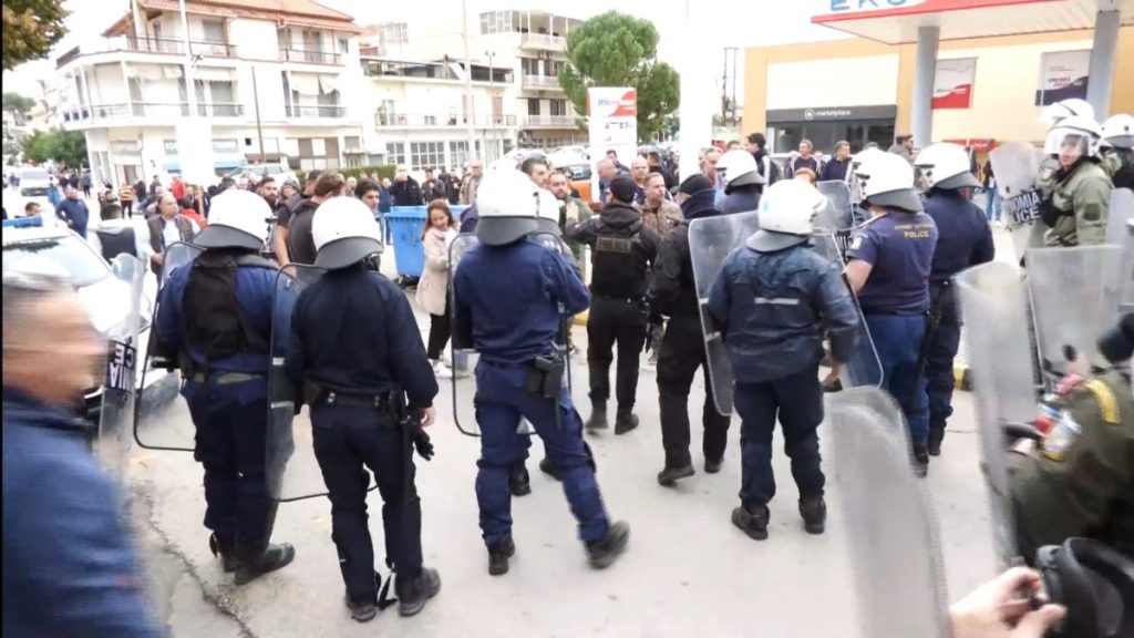 Λιβαδειά: Ένταση με αγρότες – Έσπασαν τον αστυνομικό κλοιό, «περικύκλωσαν» τον Υπουργό Κώστα Τσιάρα (vids)