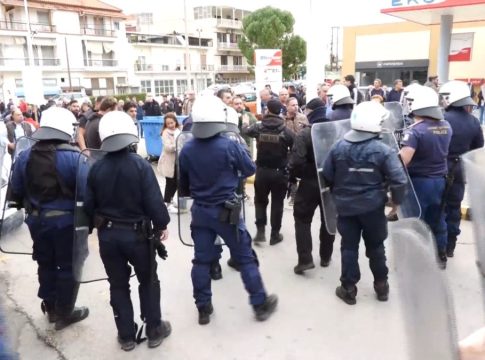 Λιβαδειά: Ένταση με αγρότες – Έσπασαν τον αστυνομικό κλοιό, «περικύκλωσαν» τον Υπουργό Κώστα Τσιάρα (vids)