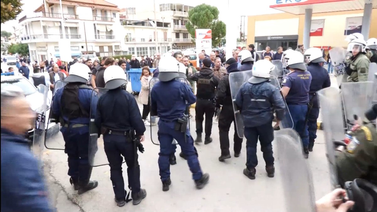 Λιβαδειά: Ένταση με αγρότες – Έσπασαν τον αστυνομικό κλοιό, «περικύκλωσαν» τον Υπουργό Κώστα Τσιάρα (vids)