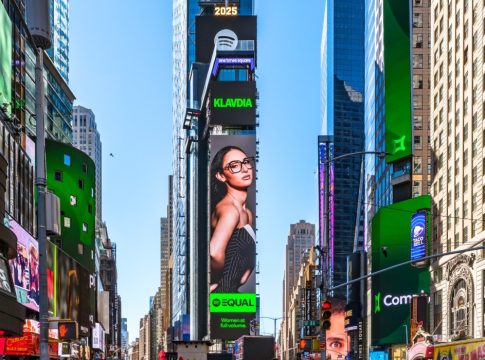 Η Klavdia έκανε «συντρίμμια» και την Times Square – H φήμη της έφτασε μέχρι τη Νέα Υόρκη