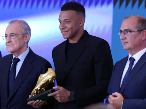O Εμπαπέ παρέλαβε το Χρυσό Παπούτσι για την σεζόν 2024/25 (pic)