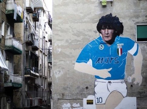 Η Νάπολη… είπε με ξεχωριστό τρόπο τα «χρόνια πολλά» στον Μαραντόνα