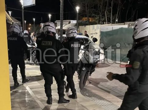 Επίθεση με αυγά και άλλα αντικείμενα δέχθηκε ο Μάκης Βορίδης στο Ηράκλειο Κρήτης
