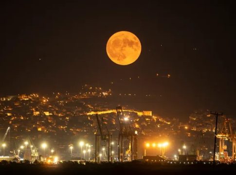 Τι πρέπει να ξέρεις για την Πανσέληνο της Συγκομιδης που θα φωτίσει απόψε τον ουρανό