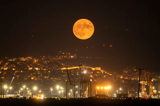 Τι πρέπει να ξέρεις για την Πανσέληνο της Συγκομιδης που θα φωτίσει απόψε τον ουρανό