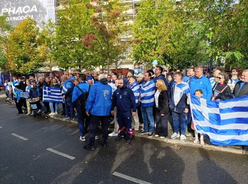«Γαλανόλευκη» η Κοπεγχάγη: Τρομερή ατμόσφαιρα από τους φίλους της Εθνικής πριν τον «τελικό» με τη Δανία (vids)
