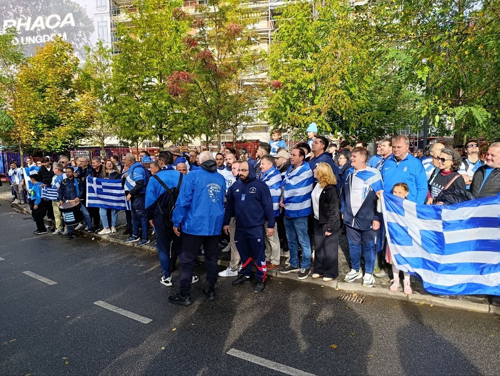 «Γαλανόλευκη» η Κοπεγχάγη: Τρομερή ατμόσφαιρα από τους φίλους της Εθνικής πριν τον «τελικό» με τη Δανία (vids)