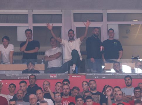 Απίθανο βίντεο: Ο Τζόκοβιτς τραγούδησε σύνθημα του Ολυμπιακού σε ματς του Ερυθρού Αστέρα