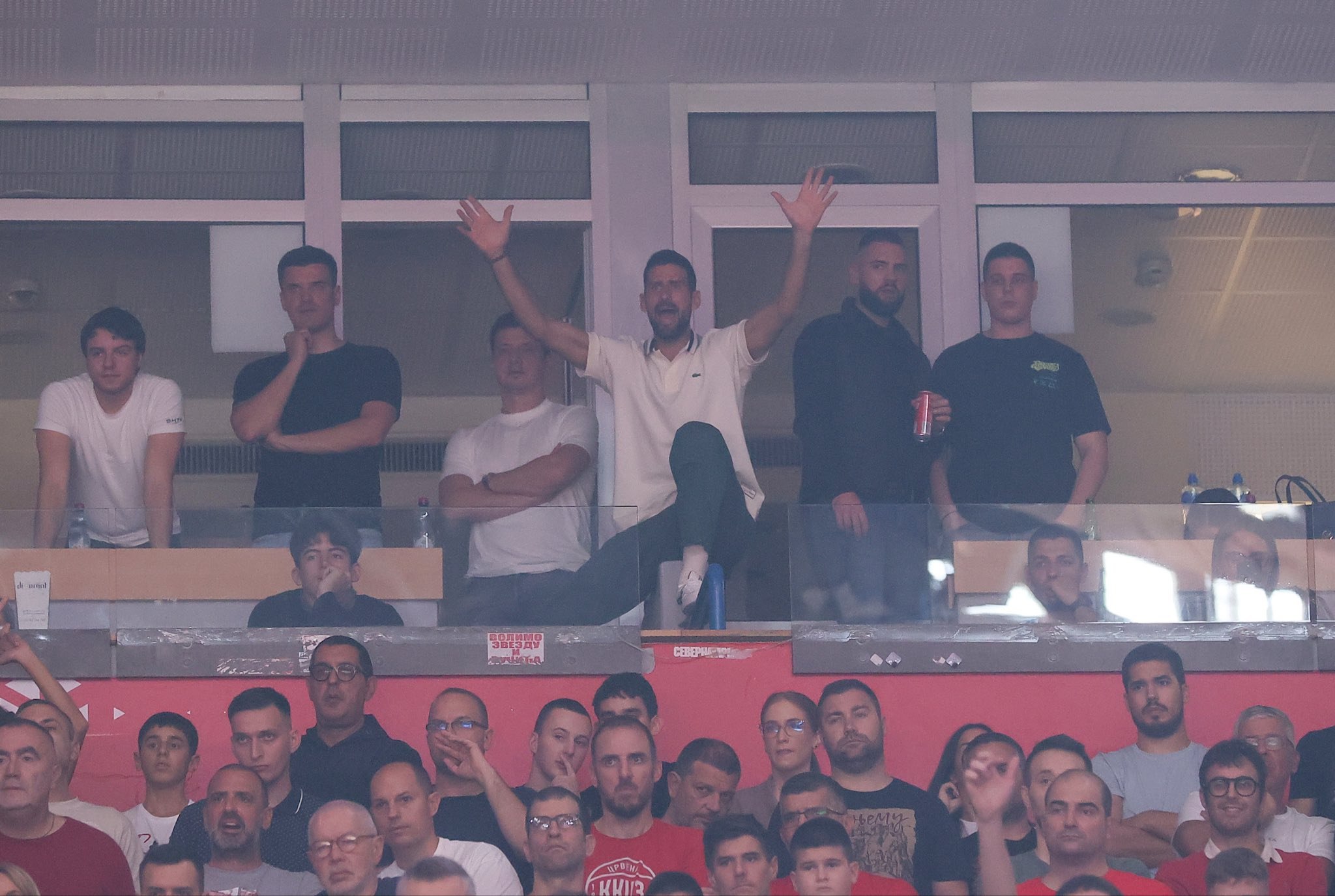 Απίθανο βίντεο: Ο Τζόκοβιτς τραγούδησε σύνθημα του Ολυμπιακού σε ματς του Ερυθρού Αστέρα