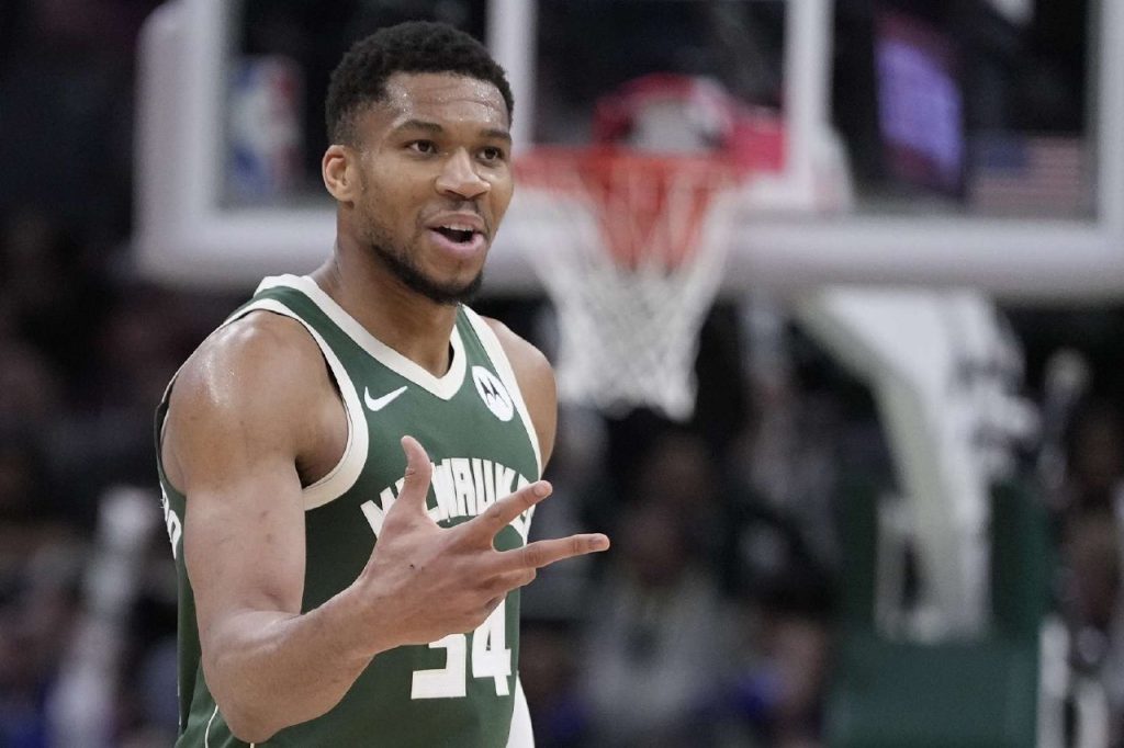 Ασταμάτητος Αντετοκούνμπο: Μεγαλώνει το μύθο του με ιστορικό ρεκόρ (pic, vids)