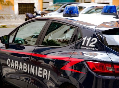 Μιλάνο: «Την σκοτώνει!» – Μαχαίρωσε τη σύντροφό του στο μπαλκόνι λίγο πριν μπουν οι αστυνομικοί στο σπίτι