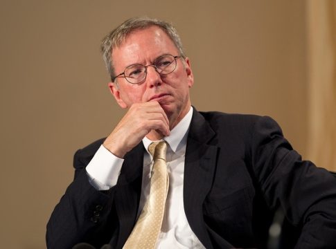 Προειδοποιεί πρώην CEO της Google: «Η τεχνητή νοημοσύνη μπορεί να μάθει να σκοτώνει αν πέσει σε λάθος χέρια»