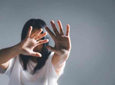 Ηράκλειο: Ξυλοκόπησε άγρια τη σύντροφό του και εξαφανίστηκε