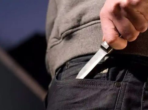 Πάτρα: Ανήλικοι εκβίαζαν και απειλούσαν με σουγιά και σιδερογροθιά 15χρονο για να τους δώσει 50 ευρώ