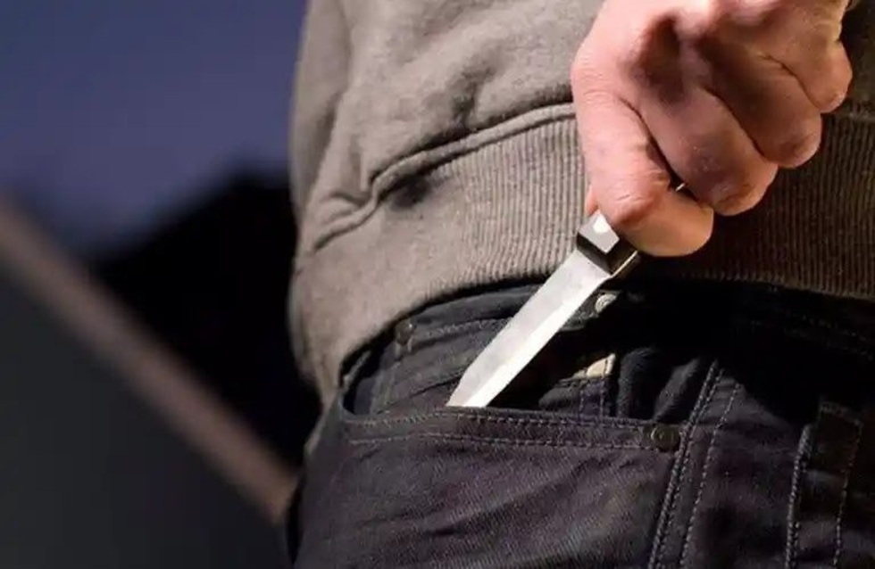 Πάτρα: Ανήλικοι εκβίαζαν και απειλούσαν με σουγιά και σιδερογροθιά 15χρονο για να τους δώσει 50 ευρώ