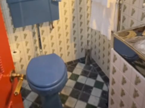 Ποια influencer πλήρωσε για να μείνει μία νύχτα σε δημόσια τουαλέτα (pics)
