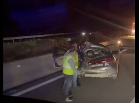 Σοβαρό τροχαίο στην εθνική οδό – Νταλίκα παρέσυρε ΙΧ που είχε σταματήσει στη ΛΕΑ – Απεγκλωβίστηκε ο οδηγός