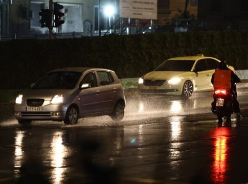 Κακοκαιρία: Ισχυρή καταιγίδα «χτύπησε» στην Αττική – Πού θα βρέξει τις επόμενες ώρες