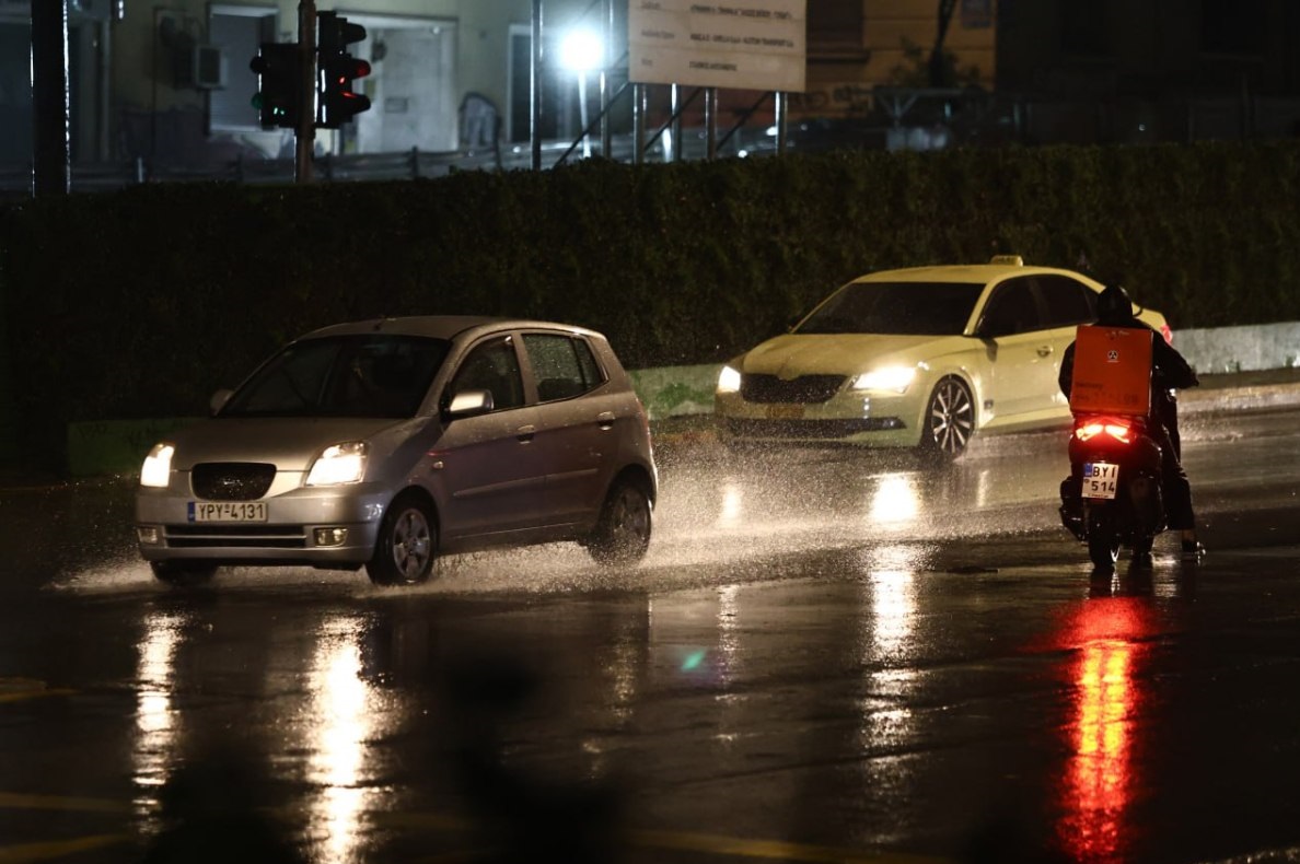 Κακοκαιρία: Ισχυρή καταιγίδα «χτύπησε» στην Αττική – Πού θα βρέξει τις επόμενες ώρες