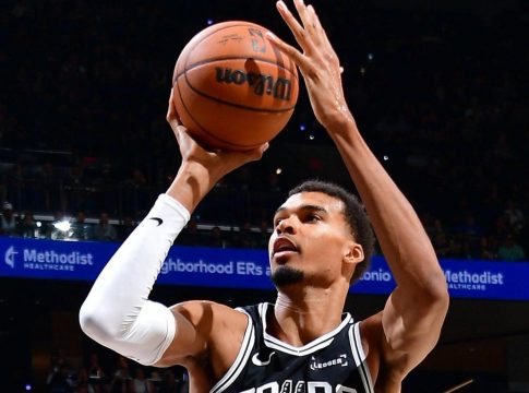 Τέσσερις αποδείξεις ότι ο Βίκτορ Γουεμπανιάμα είναι θαύμα της φύσης και του… ΝΒΑ