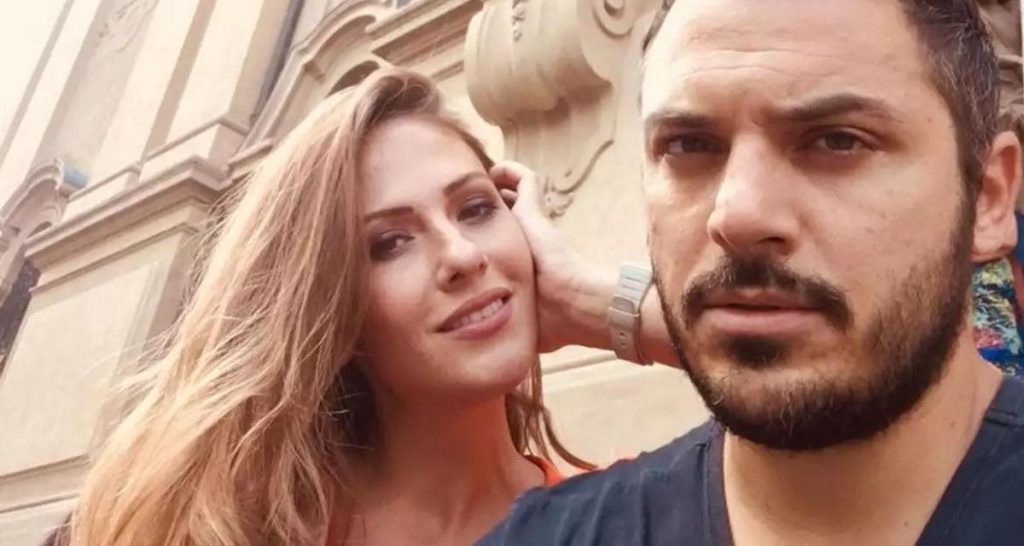 Μαίνεται η κόντρα Δόξα – Δεληθανάση: Συνελήφθη η πρώην σύζυγός του μετά από καταγγελία του