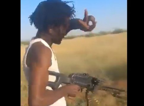 Φρικιαστικό βίντεο από το Σουδάν: Μαχητής των RSF δολοφονεί άμαχο χαμογελώντας στην κάμερα