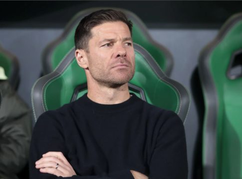 «Ο Ολυμπιακός… απολύει τον Τσάμπι Αλόνσο»