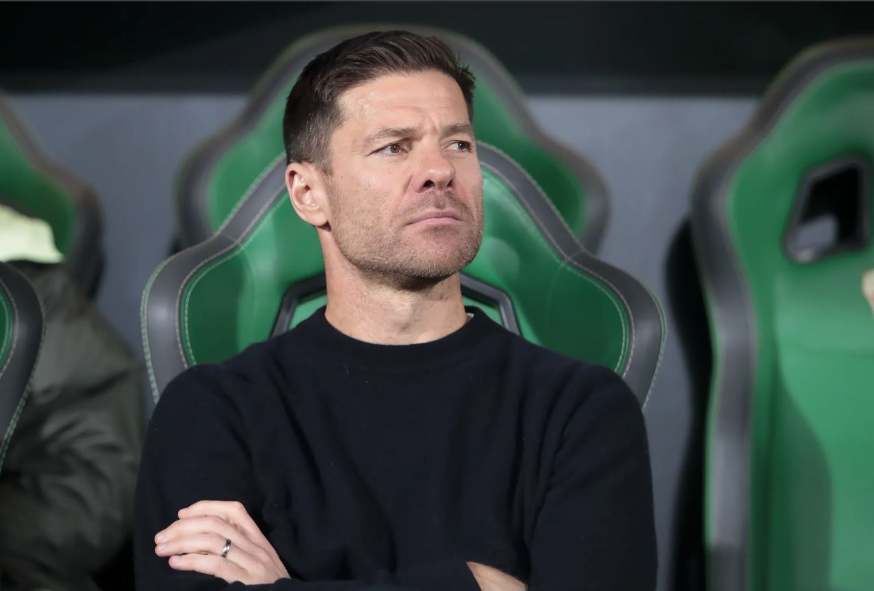 «Ο Ολυμπιακός… απολύει τον Τσάμπι Αλόνσο» (vid)