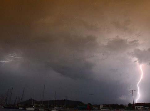 Καιρός: Πάνω από 6.000 κεραυνοί σε Ήπειρο και βόρειο Ιόνιο