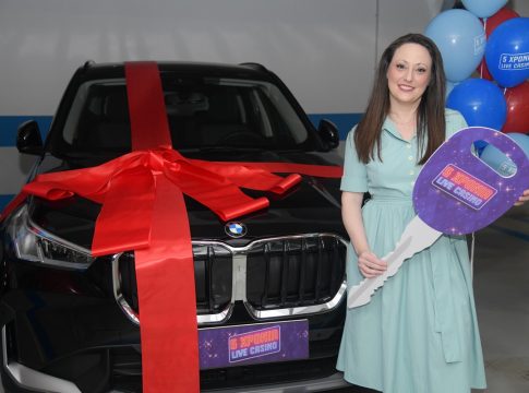 Το live casino του Pamestoixima.gr γιόρτασε τα 5α γενέθλιά του κληρώνοντας ένα αυτοκίνητο – Η μεγάλη νικήτρια παρέλαβε τα κλειδιά μέσα από ένα πρωτότυπο κυνήγι θησαυρού (vid)