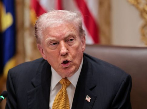 Τραμπ: Προτείνει την απευθείας αποστολή χρημάτων στους δικαιούχους, παρακάμπτοντας τις ασφαλιστικές