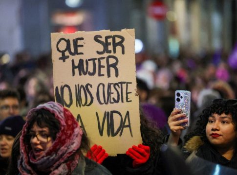 Τα στοιχεία για τη βία κατά των γυναικών σε Ελλάδα και Ευρώπη – Η ανισότητα των φύλων ξεκινά από την οικονομία