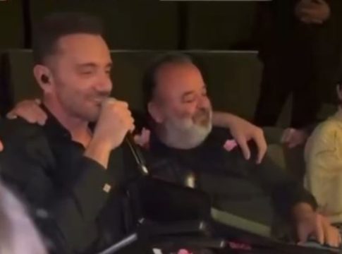 Επέστρεψε στα μπουζούκια ο Ηλιόπουλος: Πήρε ξανά το μικρόφωνο και άρχισε να τραγουδάει (vids)