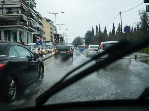 Αττική: Πτώσεις δέντρων από την ισχυρή καταιγίδα τα μεσάνυχτα – Πού θα βρέξει τις επόμενες ώρες