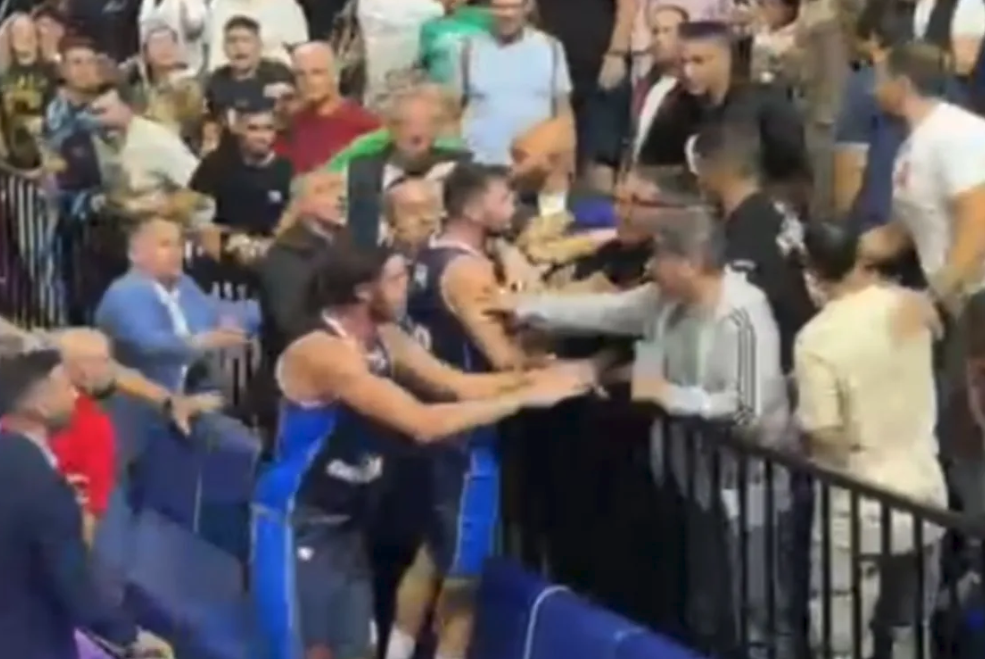 Χαμός στο Κολοσσός – Πανιώνιος: Γκίκας και Τσαλμπούρης πήγαν να παίξουν ξύλο με οπαδούς – Μεγάλη ένταση στη Ρόδο (vid)