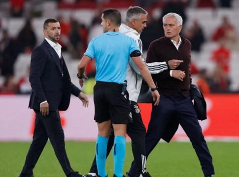 Αδιανόητες καταστάσεις: O Μουρίνιο πήρε στο… κυνήγι τον διαιτητή – «Αυτό το πέναλτι δεν δίνεται πουθενά στον κόσμο» (vid)