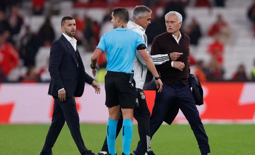 Αδιανόητες καταστάσεις: O Μουρίνιο πήρε στο… κυνήγι τον διαιτητή – «Αυτό το πέναλτι δεν δίνεται πουθενά στον κόσμο» (vid)