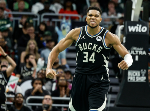 Με το δεξί στο Κύπελλο του ΝΒΑ με «διπλό» Αντετοκούνμπο οι Μπακς (126-110)