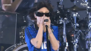 Η τραγουδίστρια των Linkin Park αποτίει φόρο τιμής στον Μαραντόνα στη συναυλία του συγκροτήματος στο Μπουένος Άιρες (vid)