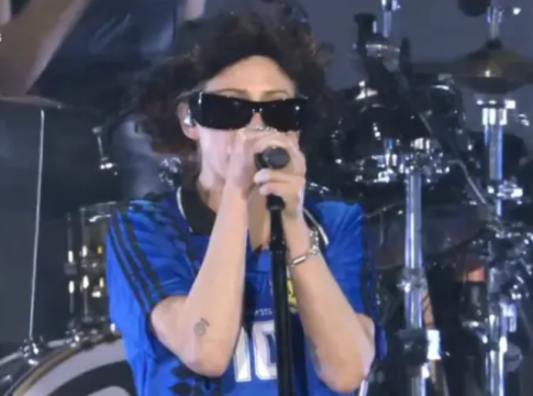 Η τραγουδίστρια των Linkin Park αποτίει φόρο τιμής στον Μαραντόνα στη συναυλία του συγκροτήματος στο Μπουένος Άιρες (vid)