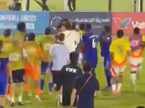 Απίστευτο ξύλο στον αγώνα Γαλλία-Κολομβία για το Μουντιάλ Κ17 (vid)