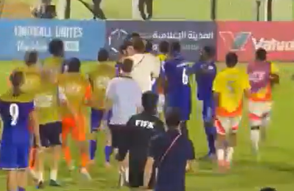 Απίστευτο ξύλο στον αγώνα Γαλλία-Κολομβία για το Μουντιάλ Κ17 (vid)