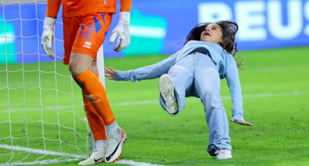 Κοπέλα εισέβαλε στο Κύπρος-Αυστρία και γλίστρησε μπροστά στον τερματοφύλακα