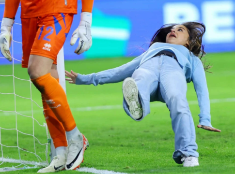 Κοπέλα εισέβαλε στο Κύπρος-Αυστρία και γλίστρησε μπροστά στον τερματοφύλακα