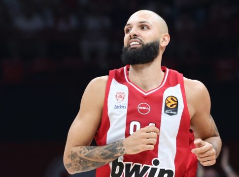 Ο Φουρνιέ εμφανίστηκε στο αεροδρόμιο με μπλούζα Ρόι Τάρπλεϊ (pic)